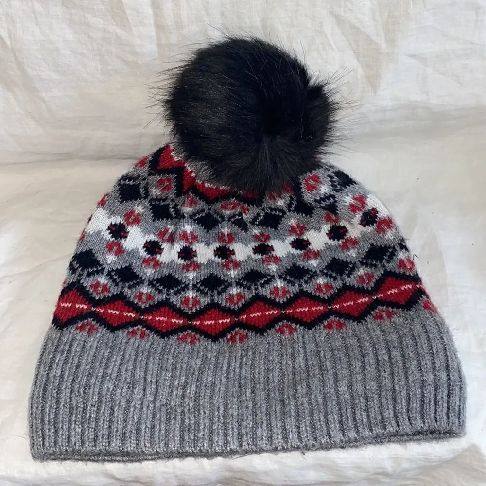 VERA BRADLEY Jacquard Pom Pom Beanie in Playful Penguins-NWT